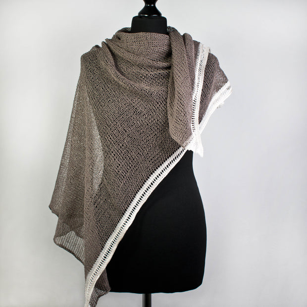 Locker gestricktes, leicht transparentes Sommertuch aus Baumwolle in Farbe Tabak, das auf der Flachstrickmaschine von Hand gefertigt wurde.