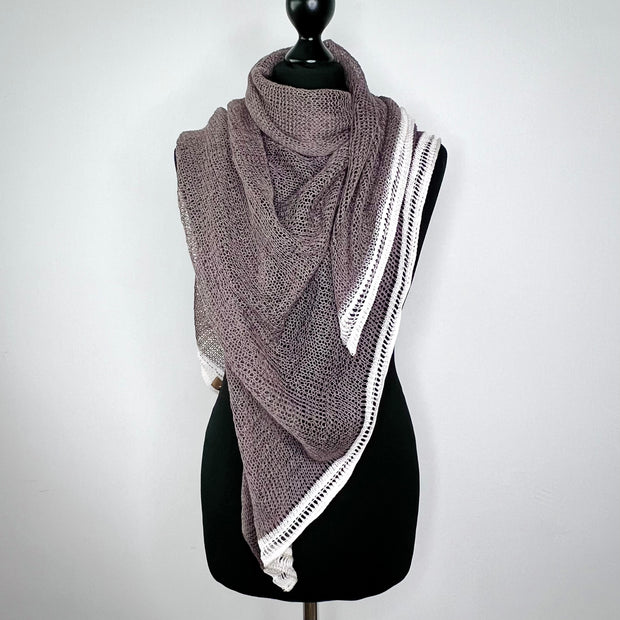 Locker gestricktes, leicht transparentes Sommertuch aus Baumwolle in Farbe Tabak, das auf der Flachstrickmaschine von Hand gefertigt wurde.