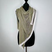 Locker gestricktes, leicht transparentes Sommertuch aus Baumwolle in Farbe Salbei, das auf der Flachstrickmaschine von Hand gefertigt wurde.