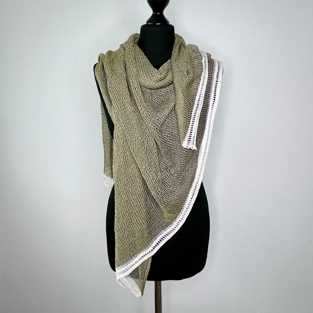 Locker gestricktes, leicht transparentes Sommertuch aus Baumwolle in Farbe Salbei, das auf der Flachstrickmaschine von Hand gefertigt wurde.