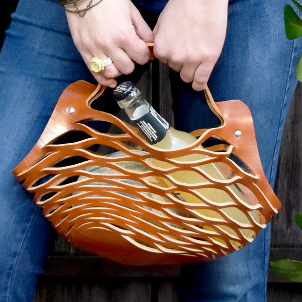Innovative Tasche, Formgebung durch Lasercut Technik aus vegetabil gegerbtem Leder, made in Germany, Farbe Cognac. Das Netz macht die Tasche flexibel in der Größe. 
