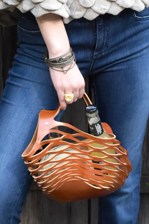 Innovative Tasche, Formgebung durch Lasercut Technik aus vegetabil gegerbtem Leder, made in Germany, Farbe Cognac. Das Netz macht die Tasche flexibel in der Größe. 