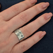 Echt silberner Ring mit aufgestempelten Blütenmotiv Millefleur. Der Fingerring aus Sterlingsilber ist mattiert und teilgeschwärzt. made in Germany aus regionaler Fertigung einer Goldschmiedemeisterwerkstatt. Die Blumen sind unregelmäßig aufgebracht, so dass ein hübsches Motiv entsteht. 