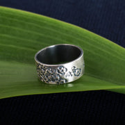 Echt silberner Ring mit aufgestempelten Blütenmotiv Millefleur. Der Fingerring aus Sterlingsilber ist mattiert und teilgeschwärzt. made in Germany aus regionaler Fertigung einer Goldschmiedemeisterwerkstatt.